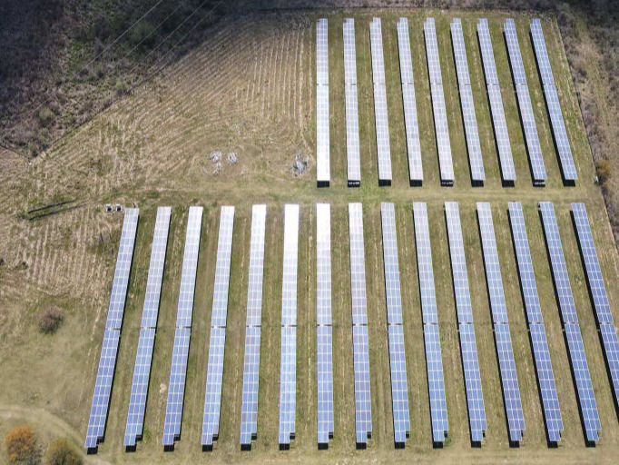 vista superior parque con paneles fotovoltaicos 